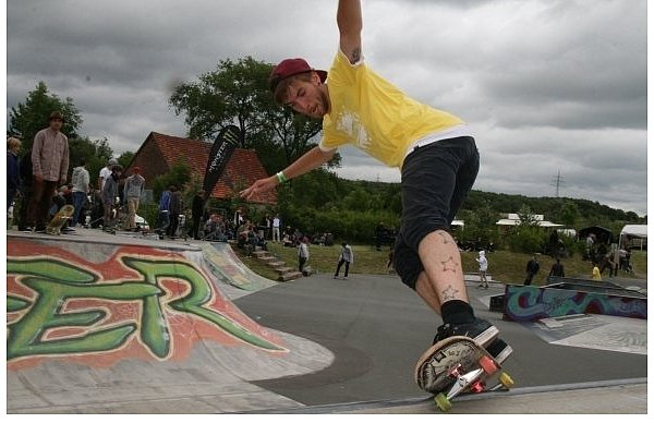 Kevin Hegemann übt an einer Rampe für seinen Einsatz im Streetstyle Skateboarding Contest. - © FOTO: ANDREAS GÖTTE