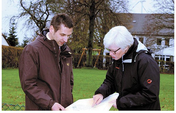 Bürgermeister Burkhard Schwuchow und Fachbereichsleiterin Marita Krause am Kindergarten in Weiberg, wo die Stadt selbst eine Fläche zur Verfügung stellen könnte. - © FOTO: LENA KARTHAUS