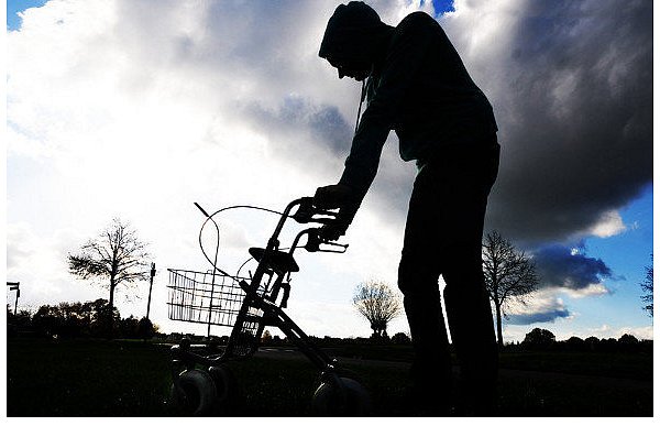 Manche Patienten benötigen aufgrund der Auswirkungen von Multipler Sklerose einen Rollator, andere sitzen im Rollstuhl, wieder andere können sich auch ganz ohne Hilfsmittel fortbewegen. - © FOTOS: STEFANIE BOSS