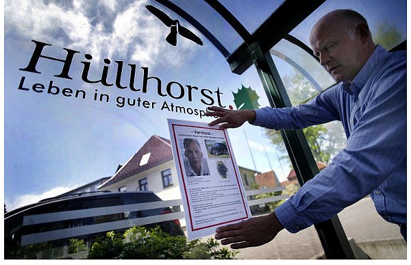 Sieben Monate nach dem Verschwinden hängt der Kripobeamte Jörg Godek ein Fahndungsplakat in Hüllhorst auf. - © FOTO: TYLER LARKIN