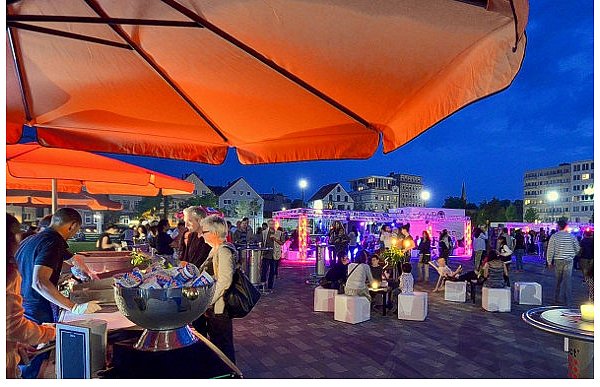 Das Wetter hat mitgespielt. Eine ganze Nacht lang konnten Partygänger den Kesselbrink genießen. Auch die Skaterrampe war bis zum späten Abend in Betrieb. - © FOTO: GERALD PAETZER