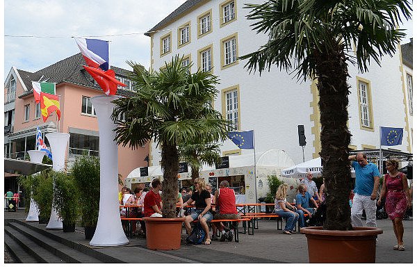 Unter anderem mit Palmen haben die Organisatoren bereits auf die Kritik am fehlenden Ambiente reagiert. - © FOTO: MARC KÖPPELMANN