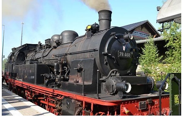 Eine schwere Dampflok der Baureihe 78 468 startete zu Pendelfahrten nach Altenbeken und Ottbergen.