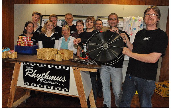 Simone Salmen, Tilo Wiesemann, Melanie Merschjohann, Jan-Malte Wiesemann, Bianca Siedenhans, Reiner Lamberts, Patrick Dietrich, Simon Merschjohann, Marc-Oliver Dietrich, Frank Röllke und Marc-Hermann Wiesemann (v. l.) vom Rhythmus-Filmtheater-Verein mit einer riesigen Filmrolle. - © ARCHIVFOTO: KARIN PRIGNITZ