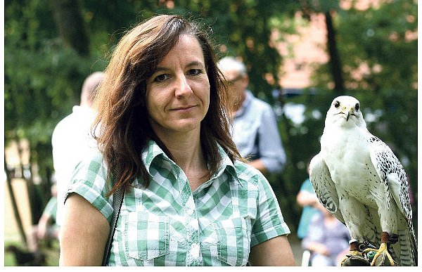 Irene Habrich präsentiert beim Sommerfest des Hegerings Schloß Holte-Stukenbrock ihren Greifvogel und informiert die Besucher über die Haltung und Gewohnheiten des Tieres. Der Gerfalke sitzt auf einem Schutzahandschuh. - © FOTO: CHRISTIAN STOLZ