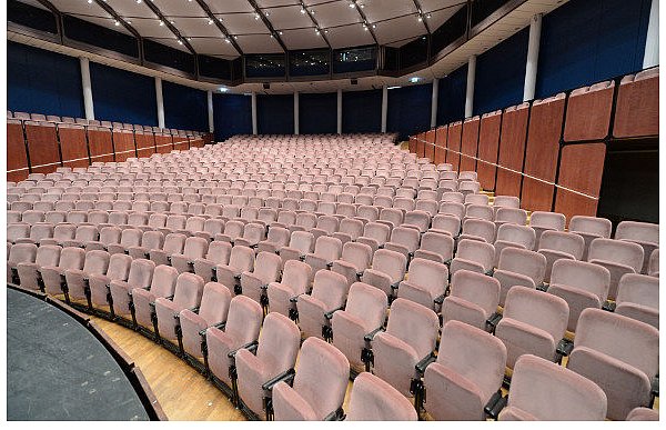 Für die Sessel der Paderhalle startet Mitte Oktober die letzte Spielzeit. 2015 sollen sie flexibleren Sitzmöbeln weichen. - © FOTO: MARC KÖPPELMANN