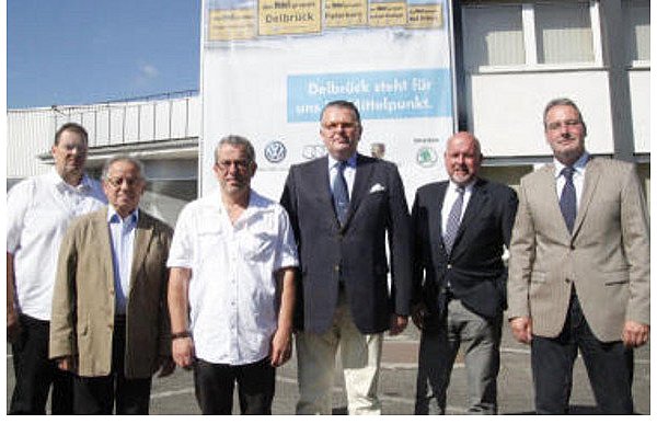 Die Familie Schniedertüns mit (v. l.) Manfred, Josef und Peter haben ihre Delbrücker Autowerkstatt an die Paderborner Thiel-Gruppe mit Geschäftsführer Ulrich Hofmann, Geschäftsleiter Georg Gomolka und Reinhard Gertkämper übergeben. - © FOTO: KARL FINKE