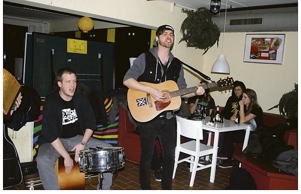 Die Band "Oh Me, Oh Life" spielten ohne Verstärker und schafften es auch mit einem Akkordeon, rockige Musik zu spielen. Nach wenigen Minuten war das Publikum begeistert von den vier Musikern und es gab als Belohnung lauten Applaus. - © FOTO: JILL JOHANNING