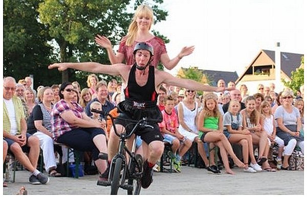 Juan Cersósimo nimmt eine Beifahrerin auf seinem BMX-Rad mit.