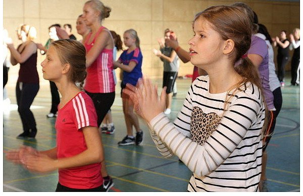 Annika Otto aus Delbrück und Sophia Buchhorn aus Anreppen (v.l.) waren mit Begeisterung bei der Sache. - © FOTO: REGINA BRUCKSCH
