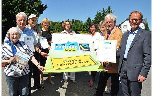 Dass Oerlinghausen Fair-Trade-Stadt ist, haben neben Geschäften und Kunden die ehrenamtlich wirkenden Mitglieder einer Steuerungsgruppe möglich gemacht. Beteiligt gewesen sind unter anderem die Kolpingfamilie und die katholische Kirche sowie die Schulen. Yvonne Oster, Hans-Werner Schiffer, Wolfgang Brechmann, Gudrun Kopp, Bürgermeisterin Ursula Herbort, Claudia Kehne und Martina Kessemeier von der Helpuper Mühle sowie Ehrenbotschafter Manfred Holz halten das Banner, der städtische Beigeordnete Hans-Jörg Düning-Gast (v. l.) die Urkunde. - © Foto: Karin Prignitz