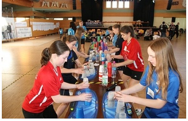 Auch in den Wettkampfpausen geht es in der Sälzerhalle bei den Deutschen Meisterschaften an den vielen Tischen richtig zur Sache. - © FOTO: ANDREAS GÖTTE