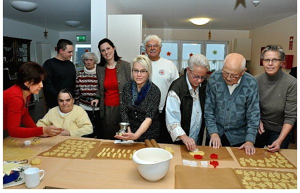Angehörige und Mitarbeiter backen mit den Bewohnern des Henry-Dunant-Hauses Plätzchen – und die schmecken schon vor dem Weihnachtsfest. Zu Gast ist auch Marissa Erbprinzessin zu Bentheim-Tecklenburg (hinten 3.v.l.). - © FOTO: WALTRAUD LESKOVSEK