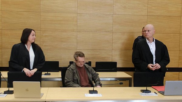 Der 37-Jährige (Mitte) hat den Mord an seinem 25-jährigen Nachbarn gestanden. - © Claus Frickemeier