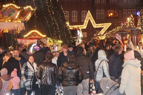 Der Weihnachtsmarkt in Minden verwandelt die historische Altstadt in ein stimmungsvolles Winterdorf. - © Patrick Schwemling