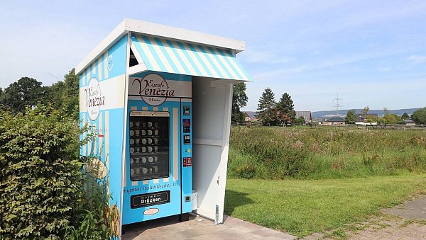 Mit dem Spruch "Ist Dir heiß, Zieh ein Eis" bewirbt das Mindener Eiscafé Venezia ihren Eis-Automaten. - © Johannes Ole Wernich