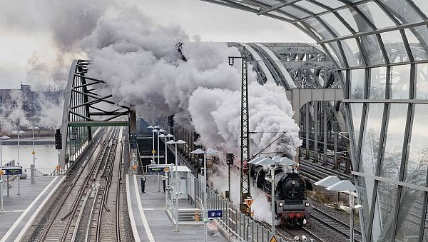 Die Dampflok der Bielefelder Eisenbahnfreunde in der S-Bahn-Station Elbbrücken in Hamburg. - © picture alliance/Markus Scholz/dpa