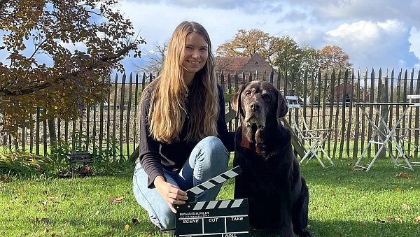 Labrador Connor hatte bereits einige Fernsehauftritte. Zuletzt war er in Filmen und Serien der ARD zu sehen, während Svea ihm hinter der Kamera Kommandos gab. - © Shannon-Lee Bendig