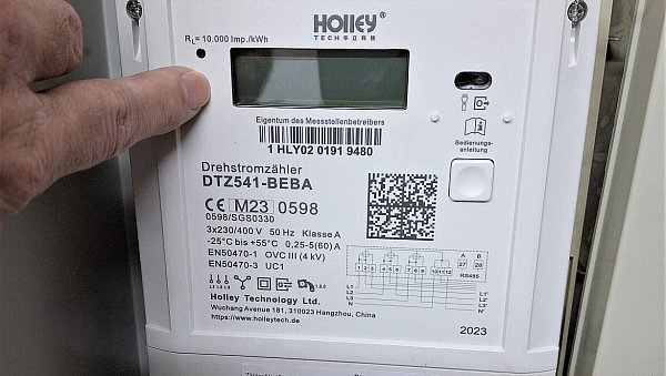 Wie Sie sehen, sehen Sie nichts: Matthias Nettlich zeigt auf das kaputte Display seines chinesischen Stromzählers - einer von 8.000, die nun wieder deinstalliert werden müssen. - © Meiko Haselhorst