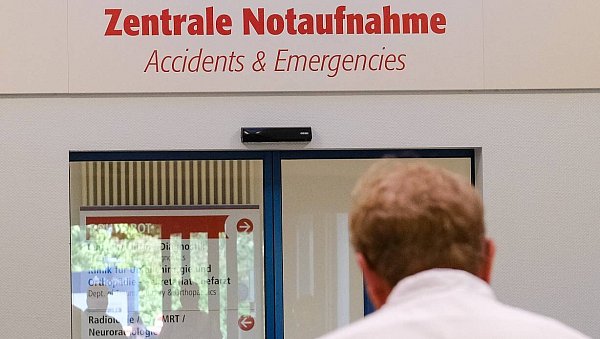 Die Patientenzahl in der Notaufnahme in Bethel ist durch die Hitze leicht gestiegen. Dehydratation (Wassermangel) mache sich oft erst nach ein paar Tagen bemerkbar, erklärt der Ärztliche Direktor. - © Andreas Zobe