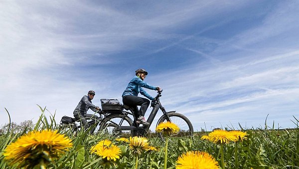 Mit dem Fahrrad zur Arbeit statt mit dem Auto: Einer der Neujahrsvorsätze, die sich leicht umsetzen lassen. - © dpa