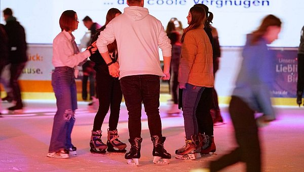 Auf der Oetker-Eisbahn in Bielefeld wird auch eine Eis-Disco angeboten. - © Peter Unger
