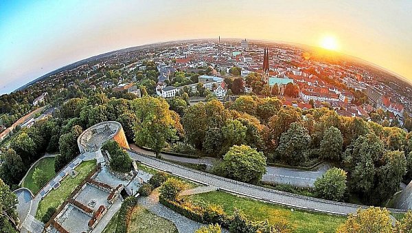 Ein einzigartiges Panorma können Picknicker auf der Sparrenburg berachten. - © Sarah Jonek