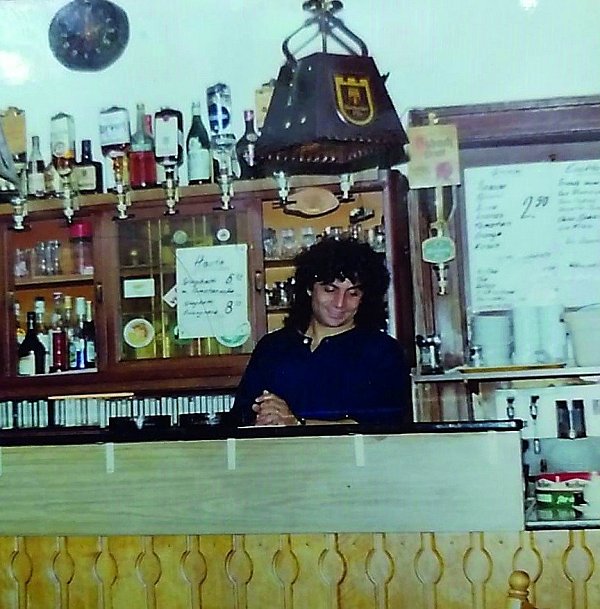 Damals: In dieser Haltung und an dieser Stelle werden viele Herforder George Metaxas an seinem Tesen im "Westfälischen Hof" in Erinnerung behalten haben. 1996 zog es ihn mit seiner Familie zurück in seine Heimat nach Zypern. - © Foto: Privat