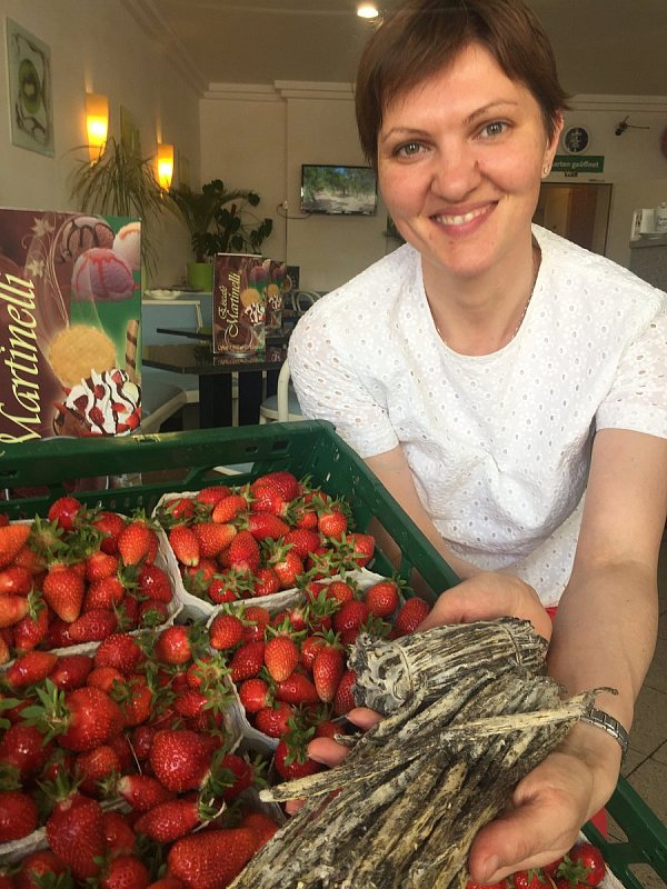 Frisch: Olga Walew (Martinelli) mit Erdbeeren und Schoten. - © Axel Strötker