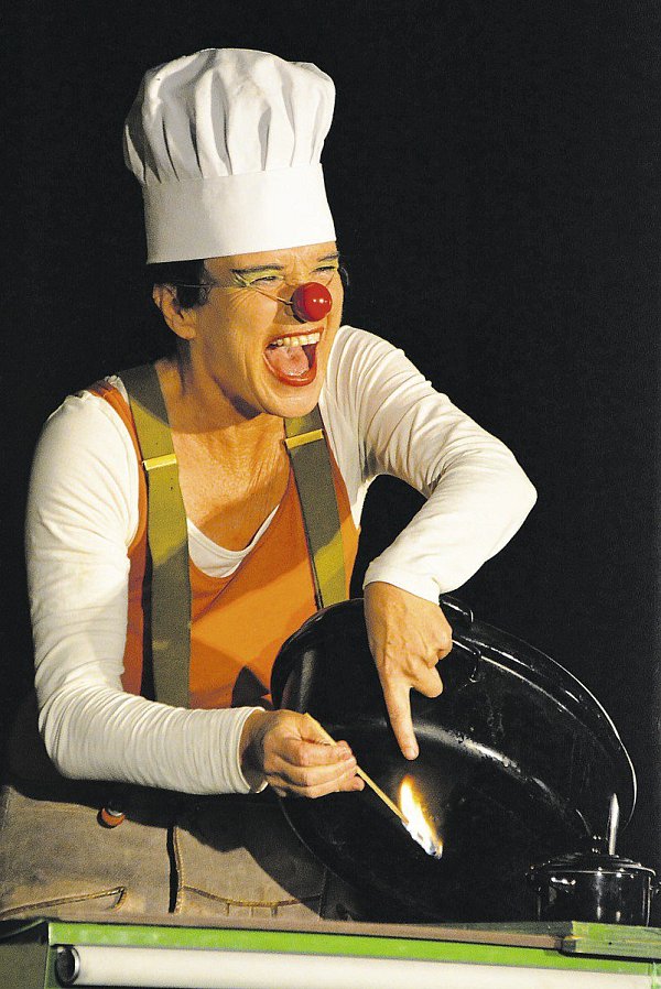 Feurig: Clown Osela alias Uschi Thielen versucht mit der winzigen Flamme eines Streichholzes den Topf mit dem "Döppekooche" zu erwärmen. - © Foto: Karin Prignitz