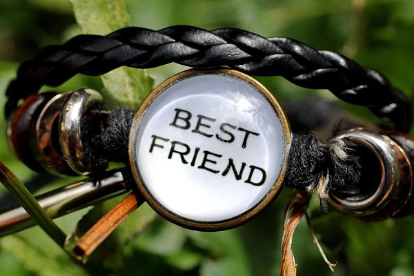 Ein persönliches Freundschaftsarmband: Eine kreative Wichtelgeschenkidee, die von Herzen kommt. - © Symbolbild/Pixabay