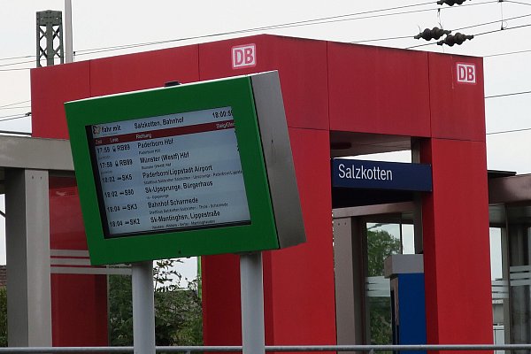 Soll Knotenpunkt werden: Am Salzkottener Bahnhof informiert ein Bildschirm über den Fahrplan. - © Privat