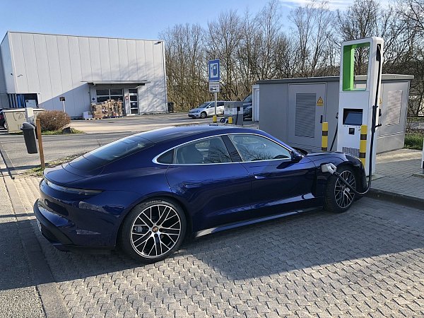 Schnellladesäule: Das Laden steht beim Porsche Taycan oft im Mittelpunkt. - © Hausfeld