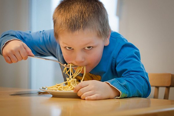 Kinder essen lassen, was sie wollen: Manchmal dürfen es auch mal nur weiße Lebensmittel sein - © andibreit/pixabay