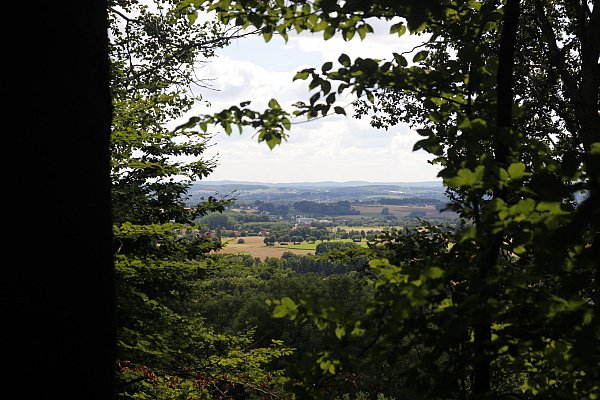 Aus dem Wald heraus können Wanderer immer wieder einen Blick ins Flachland werfen. - © Meiko Haselhorst