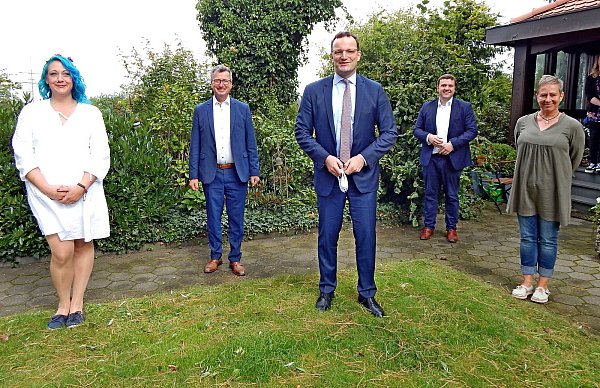 Bundesgesundheitsminister Jens Spahn (Mitte) mit Christina Michel (v. l.) Jens Gnisa, Lars Brakhage und Heike Dilk – alle mit coronabedingtem Abstand. - © Gunter Held