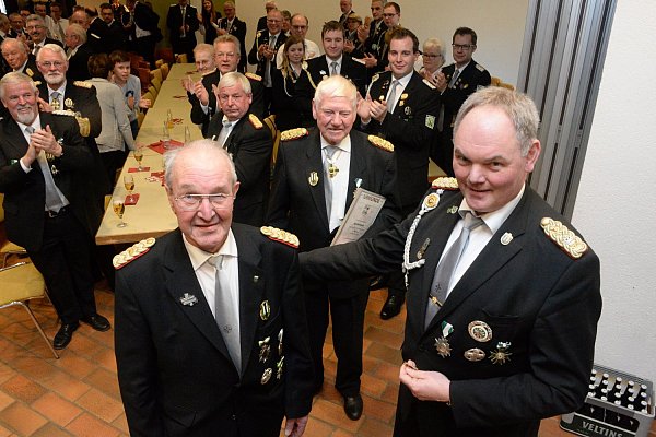 Treue Mitglieder: Hermann Pauli (l.) ist bereits seit 65 Jahren bei der Gilde, Hans Beckhoff seit 60 Jahren. Rechts Brudermeister Markus Nagelsdiek. - © Andreas Eickhoff