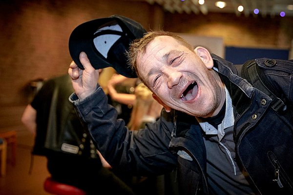 Neuer Look: Bielefelds bedürftige Mitbürger konnten sich am Montag im Haus der Kirche zum zweiten Mal die Haare schneiden und legen lassen. - © Christina Falke / Artbestimmt.de