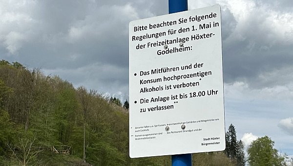 Bereits im Jahr 2024 haben die Sicherheitsbehörden mit Hinweisschildern auf die geltenden Regeln am Maifeiertag hingewiesen. - © Ralf T. Mischer