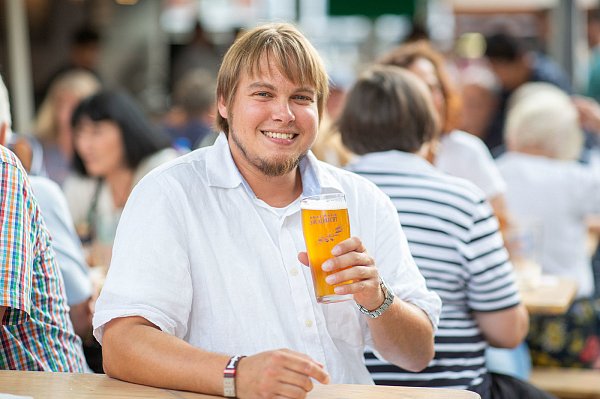 Geselliger Typ: Benjamin Krüger genießt auf dem Abendmarkt am Klosterplatz auch gerne mal ein gutes Bier vom Brauhaus. - © Oliver Krato