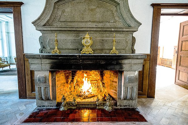 Wohlige Wärme im Winter am Kamin: Von diesen Wärmequellen gibt es gleich mehrere im Schloss Mentin. - © Christian Mathiesen