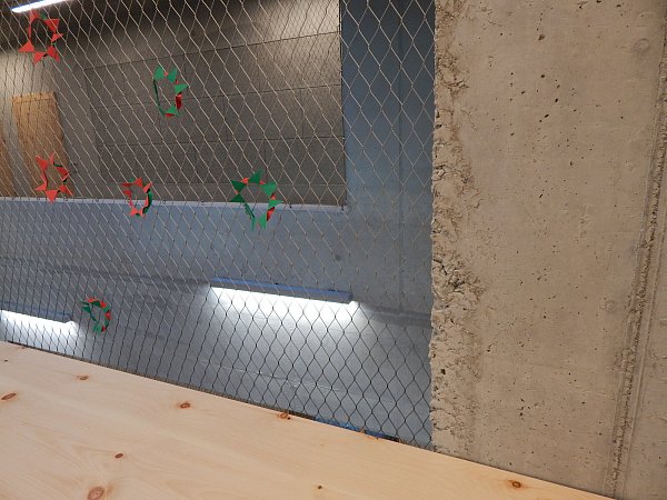 Schulleiterin Claudia Hädrich kritisiert die scharfen, teilweise ausgebrochenen Ecken an Betonkanten. - © Gunter Held