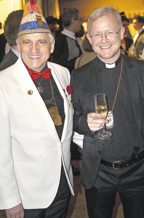 Bester Stimmung: Peter Naunheim (l.) und Ordensträger Monsignore Peter Schallenberg. - © Dietmar Gröbing