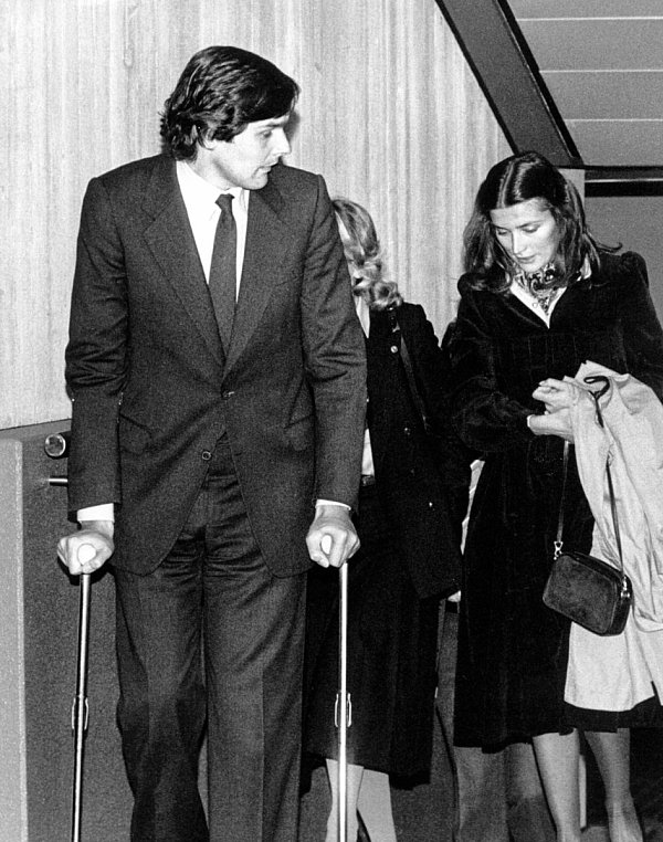 Das Opfer: Auf Krücken erschien Oetker nach zwei OPs mit seiner damaligen Frau Marion im Mai 1980 vor Gericht. - © dpa