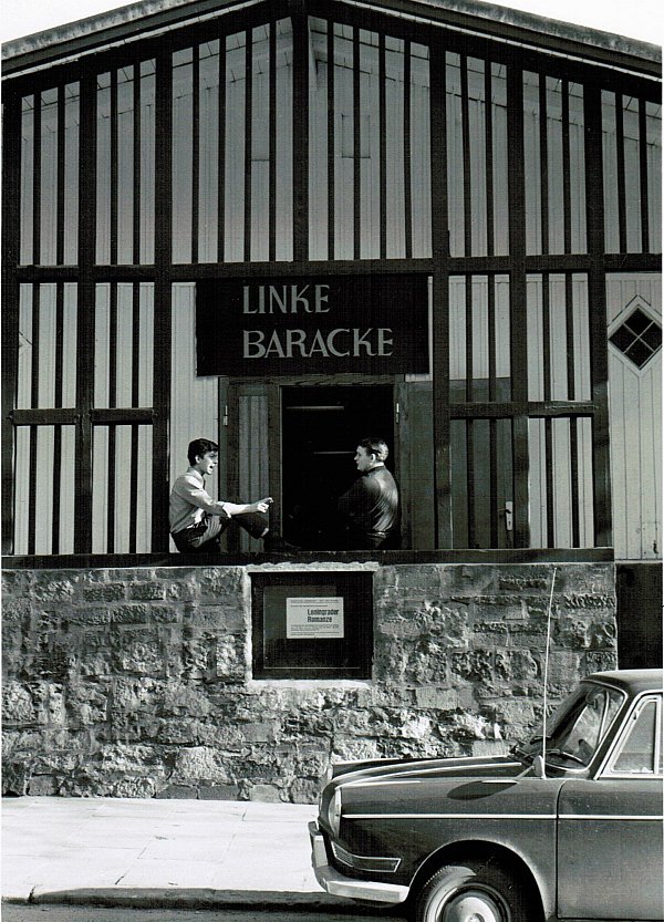Ein Ort der Jugend: Gerne politisch diskutiert wurde in den Nachkriegsjahren in und vor der Linken Baracke. - © Archiv Heidemann