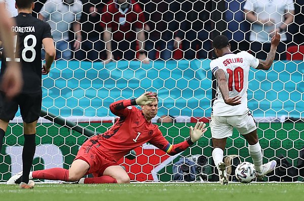 Raheem Sterling (r) brachte England in der zweiten Halbzeit in Führung. - © Christian Charisius/dpa
