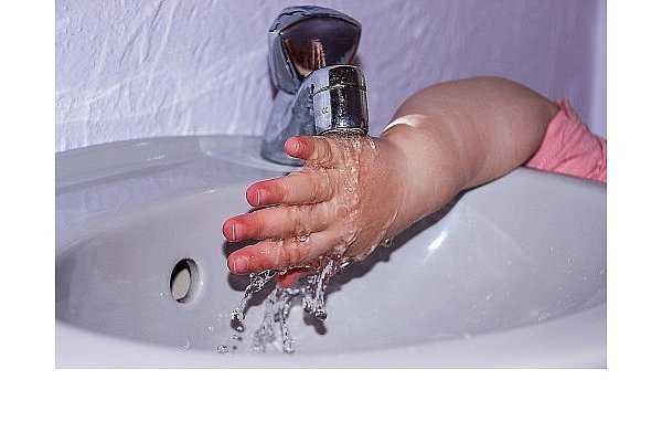 Wer den Wasserhahn präpariert, kann seine Kinder zum 1. April nicht nur wach, sondern auch nass machen. - © Symbolbild/Pixabay