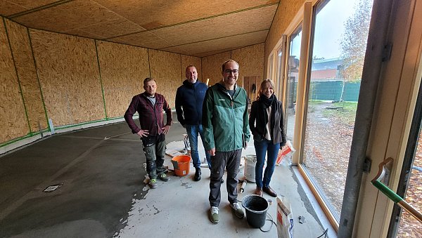 Zufrieden mit dem Baufortschritt: In weniger Wochen wird die neue Aufguss-Sauna fertig sein, berichten Michael Leu (Fliesen+Platten GmbH. v.l.) sowie Marko Rempe, Holger Oesterwinter und Nicole Röttger (alle Stadtwerke). - © Ludger Osterkamp