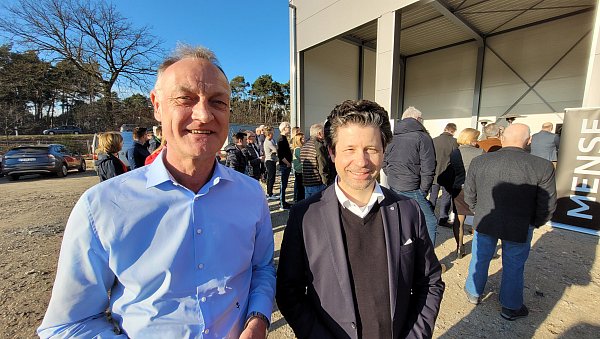 Vertreter von Volkswagen: Michael Schmitz (l., Regionalleiter Nutzfahrzeuge) und Felix Rudhart (Regionalleiter Pkw) nannten Mense einen Parade-Partner. Das Unternehmen vollbringe Außergewöhnliches. - © Ludger Osterkamp