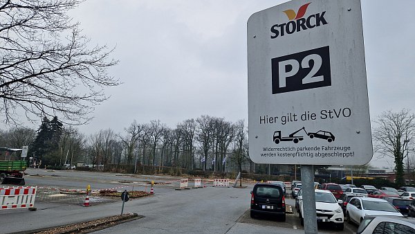 Auf dem Mitarbeiterparkplatz bei Storck im Kreis Gütersloh finden derzeit Vorbereitungen für den Bau der PV-Anlage statt. - © Uwe Pollmeier